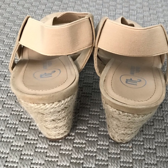 Mootsies Tootsies Tan Wedges - Picture 3 of 3